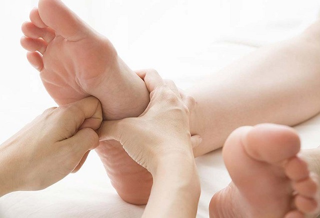 Các huyệt ở lòng bàn chân và cách thực hiện massage, day ấn