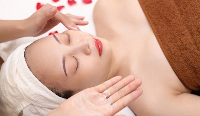 Cách massage mặt bằng tinh dầu thơm