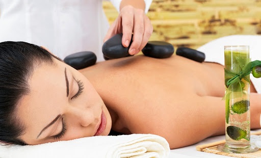 Công dụng và lợi ích diệu kì của massage đá nóng