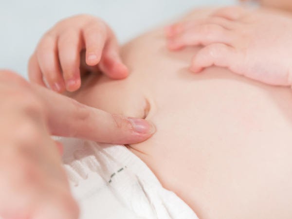 massage bụng cho trẻ sơ sinh