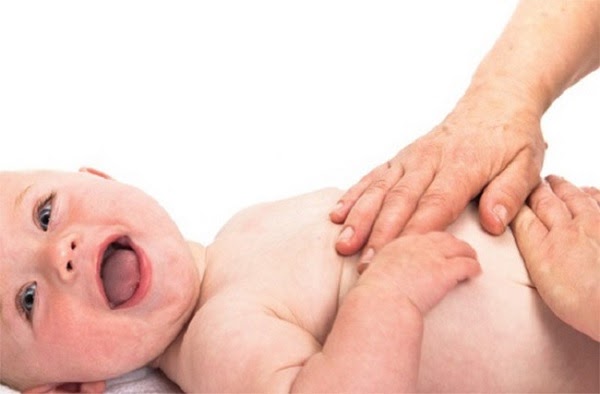 massage bụng giảm đầy hơi cho trẻ sơ sinh