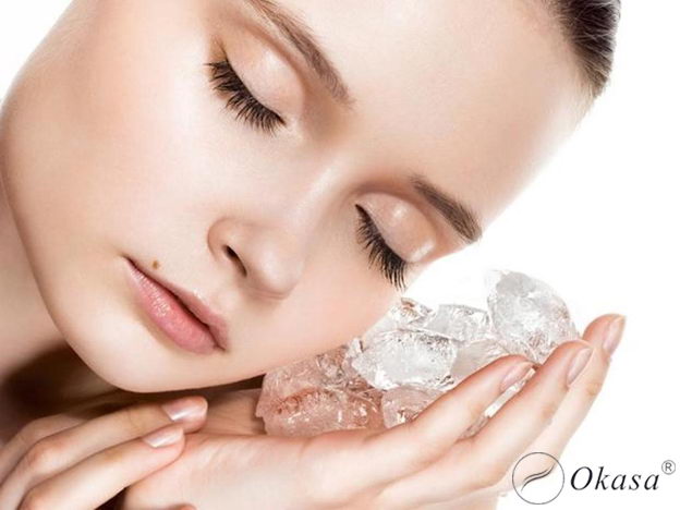 Massage mặt bằng đá lạnh và tinh dầu: Bí quyết làm đẹp cho phụ nữ trung niên