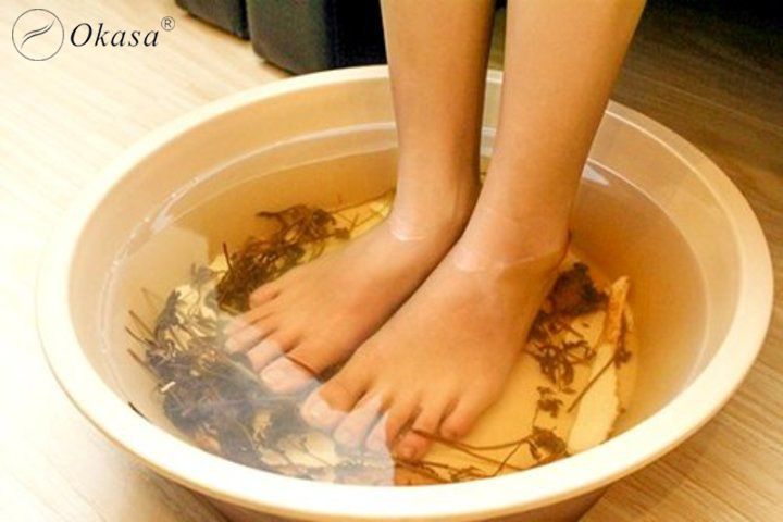 Ngủ ngon với liệu pháp massage kết hợp ngâm chân trong nước nóng